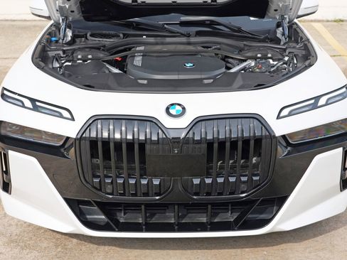 Used 2023 BMW 740i w/ Parking Assistance Package RWD image 8