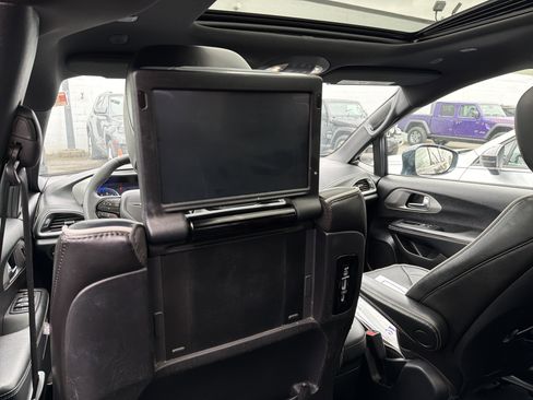 Used 2022 Chrysler Pacifica Limited w/ Uconnect Theater Family Group image 15