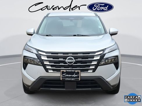 Used 2025 Nissan Rogue SV image 2