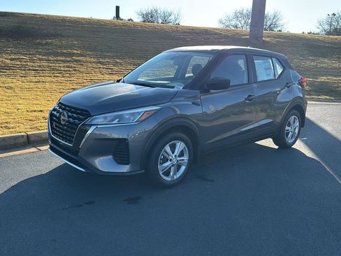 New 2025 Nissan Kicks Play S image 1