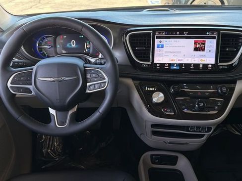 Used 2024 Chrysler Pacifica Limited FWD image 16