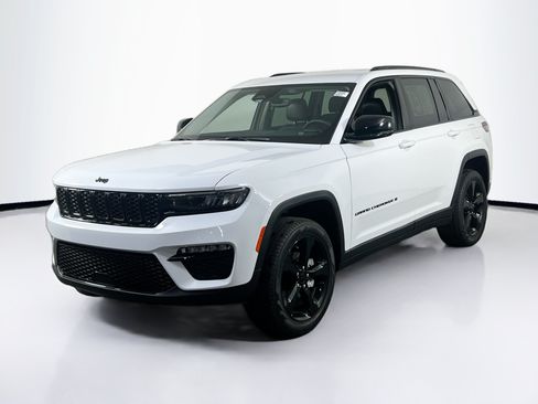 Used 2023 Jeep Grand Cherokee Limited w/ Black Appearance Package AWD/4WD image 1