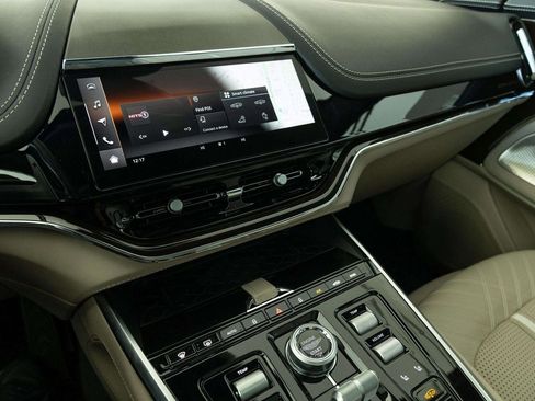 Used 2025 Aston Martin DBX 707 image 27