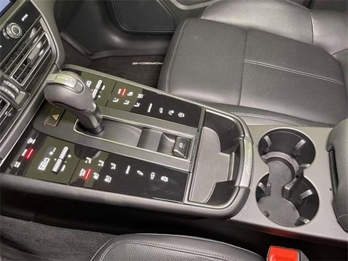 Used 2025 Porsche Macan image 34