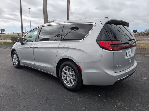 Used 2024 Chrysler Pacifica Touring-L image 6