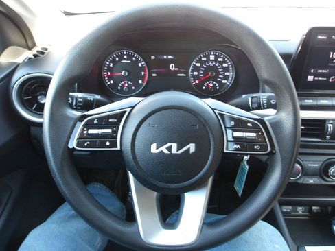 Used 2022 Kia Forte LXS FWD image 13