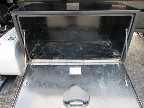 Used 2022 Ford F750 2WD Regular Cab Super Duty image 18