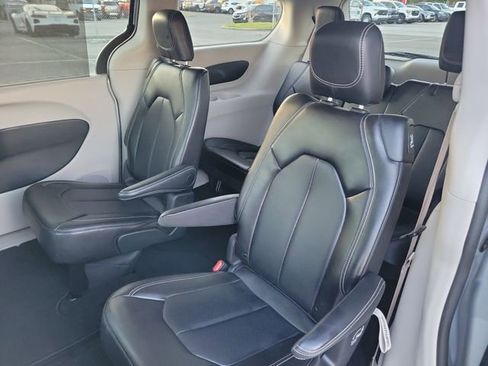 Used 2024 Chrysler Pacifica Touring-L image 10
