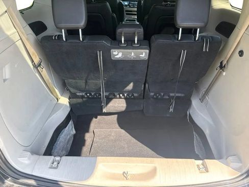 Used 2021 Chrysler Pacifica Touring-L FWD image 9