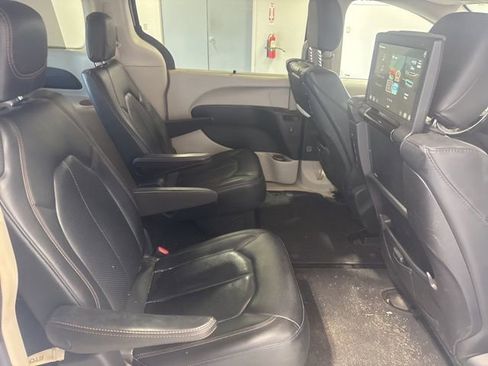 Used 2020 Chrysler Pacifica Touring-L Plus w/ Tire & Wheel Group image 20
