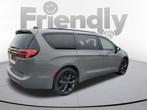 Used 2025 Chrysler Pacifica Limited AWD/4WD image 5