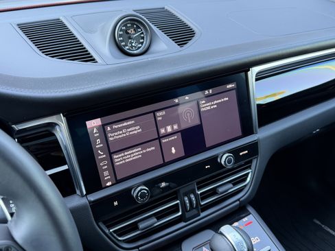 Certified 2025 Porsche Macan image 25