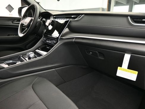 Used 2025 Jeep Grand Cherokee Laredo image 39