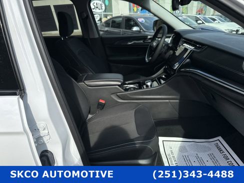 Used 2022 Jeep Grand Cherokee Laredo image 13