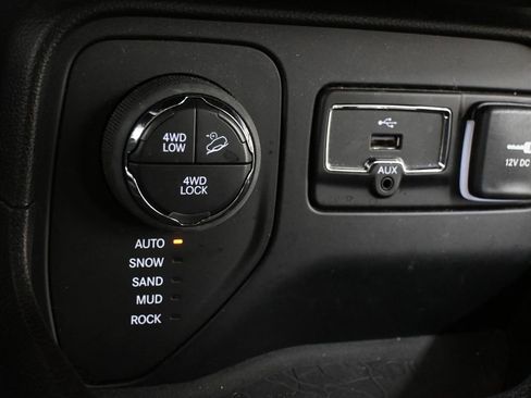 Used 2015 Jeep Renegade Trailhawk w/ Cold Weather Group AWD/4WD image 13