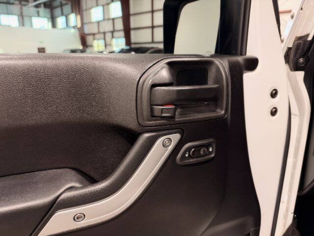 Used 2015 Jeep Wrangler Unlimited Rubicon w/ Connectivity Group AWD/4WD image 15