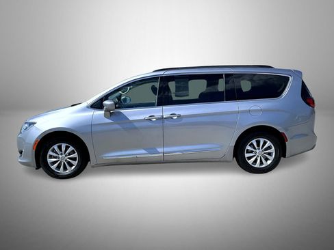 Used 2017 Chrysler Pacifica Touring-L FWD image 8