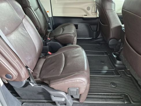 Used 2024 Toyota Sienna Platinum FWD image 28