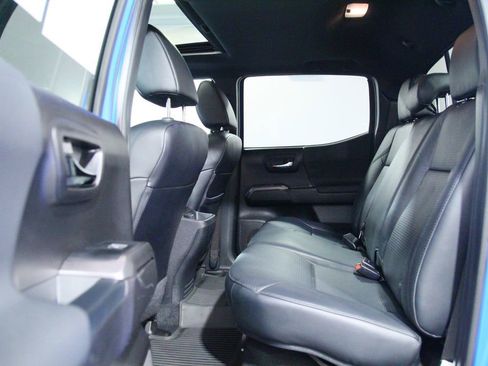 Used 2020 Toyota Tacoma TRD Sport w/ TRD Premium Sport Package AWD/4WD image 29
