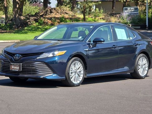 Used 2020 Toyota Camry XLE image 9