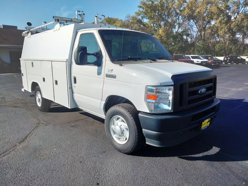 Used 2022 Ford E-350 and Econoline 350 Super Duty w/ Power Windows & Locks Group image 2