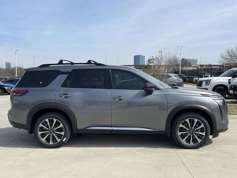 New 2026 Nissan Pathfinder Platinum FWD image 3