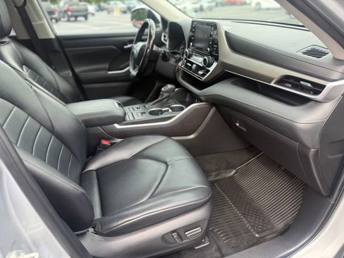 Used 2022 Toyota Highlander XLE AWD/4WD image 22