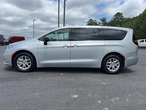 Used 2024 Chrysler Pacifica Touring-L FWD image 8