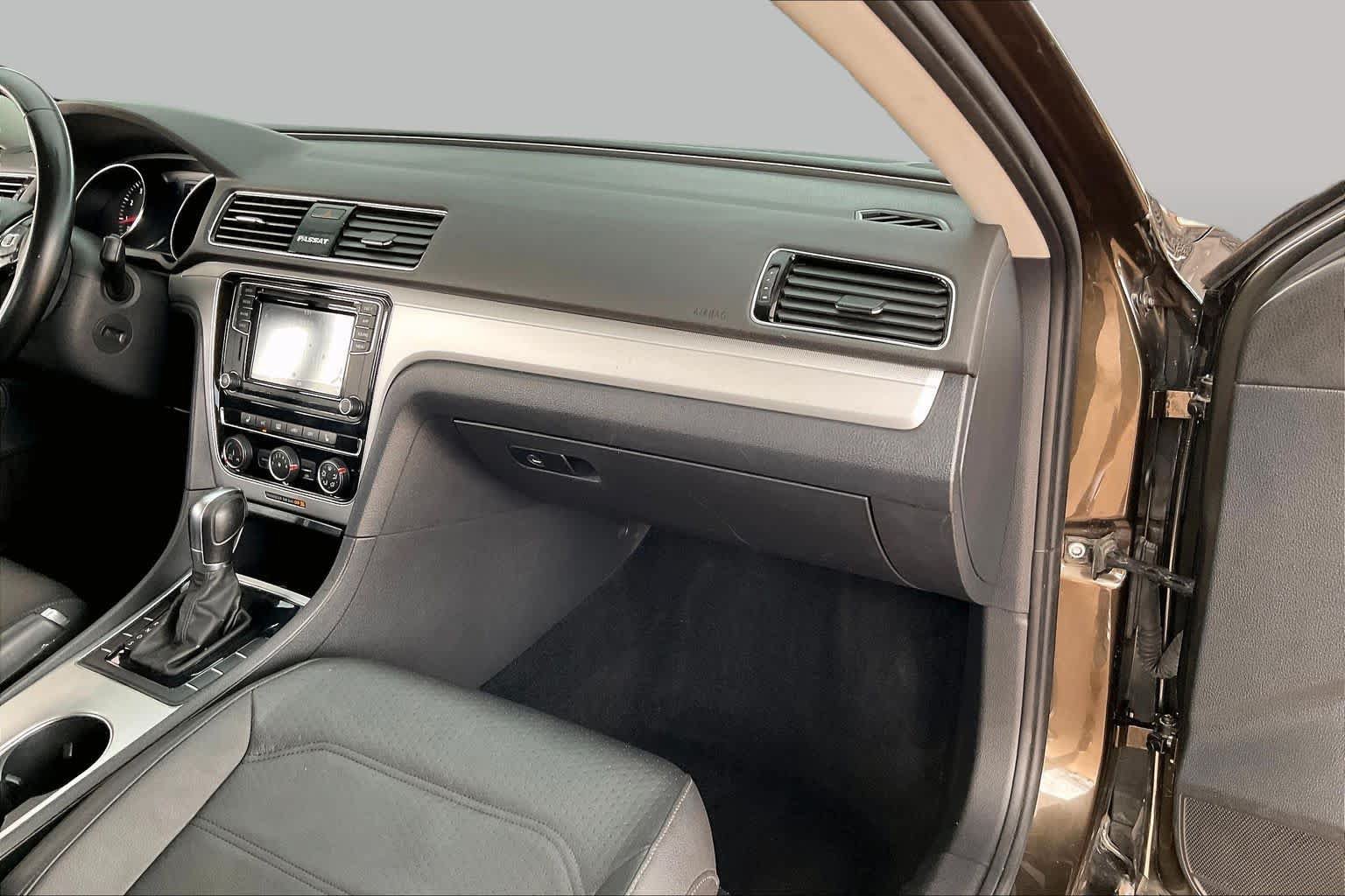 Used 2019 Volkswagen Passat 2.0T Wolfsburg w/ Wheels & Sunroof Package FWD image 19