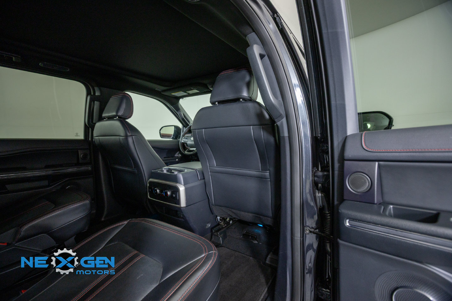 Used 2024 Ford Expedition Limited AWD/4WD image 38