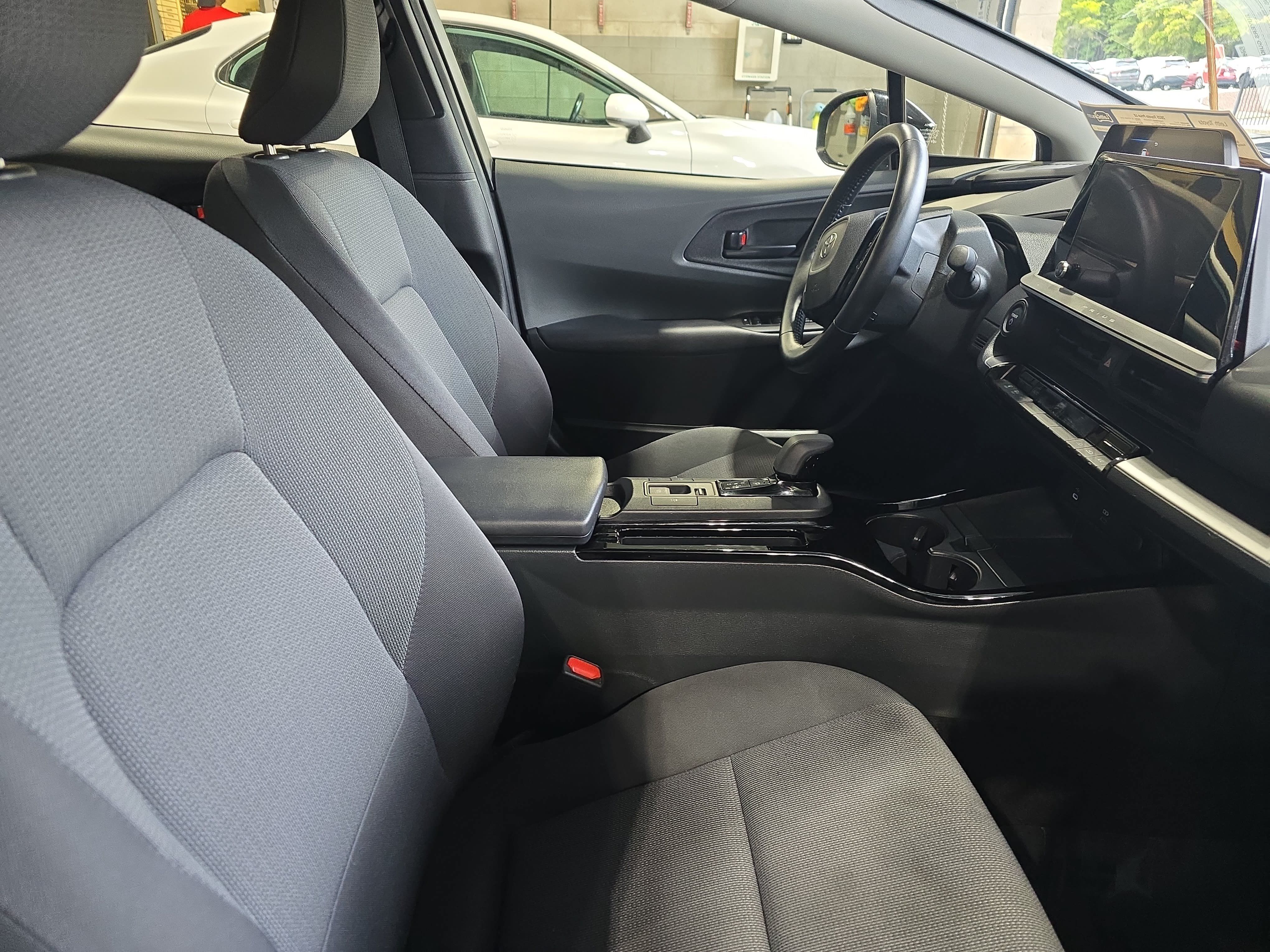 Used 2025 Toyota Prius LE FWD image 10