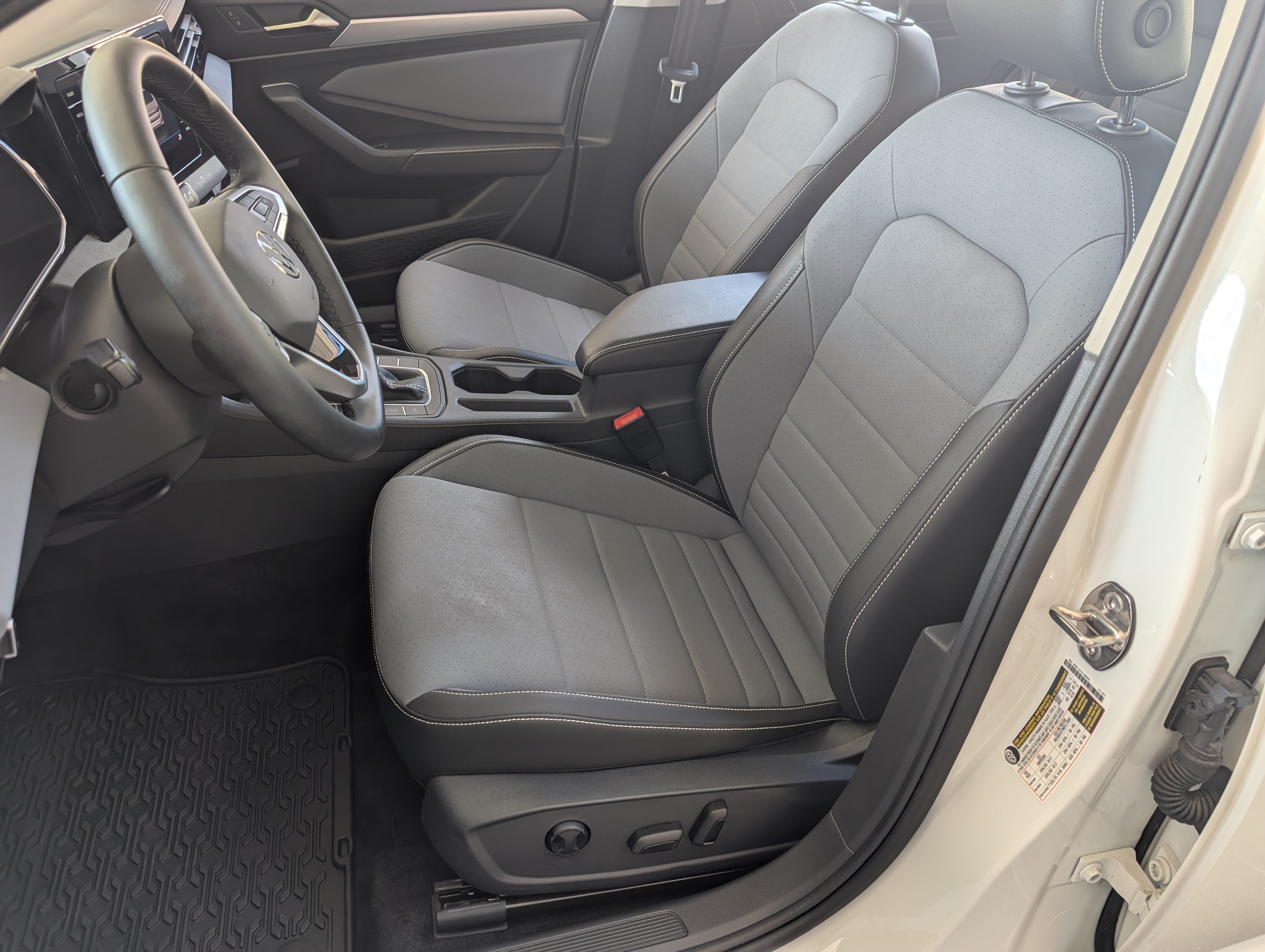 Used 2025 Volkswagen Jetta SE w/ Sunroof Package FWD image 17