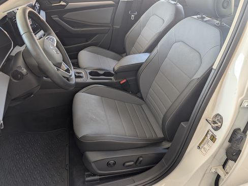 Used 2025 Volkswagen Jetta SE w/ Sunroof Package FWD image 17