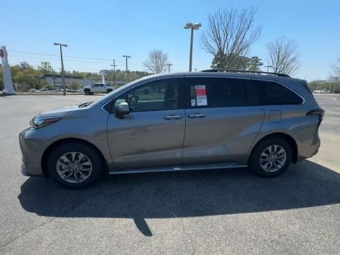 New 2026 Toyota Sienna XLE image 8