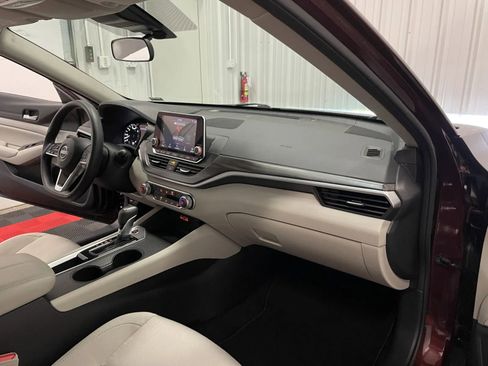 Used 2025 Nissan Altima 2.5 SV FWD image 43