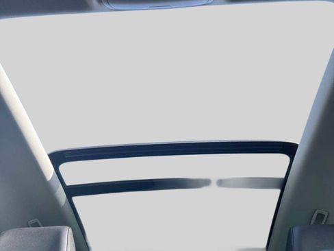 Used 2012 Volkswagen Tiguan S image 5