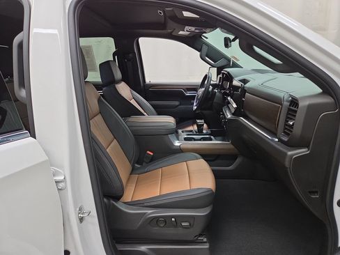 Certified 2025 Chevrolet Silverado 1500 High Country AWD/4WD image 11
