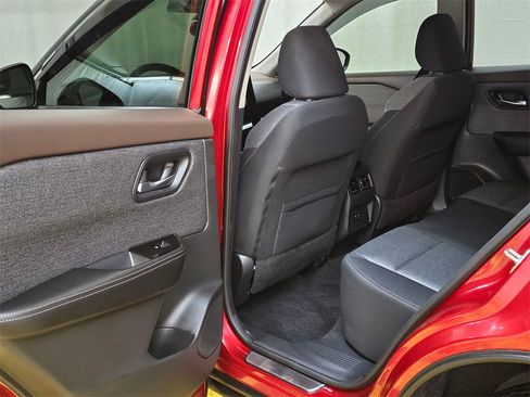 Used 2022 Nissan Rogue SV image 15