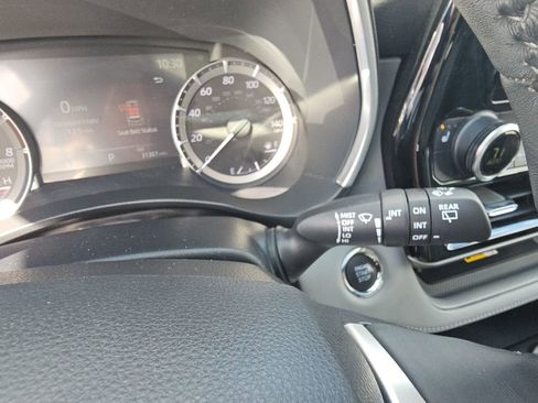 Used 2023 Toyota Highlander XLE AWD/4WD image 13