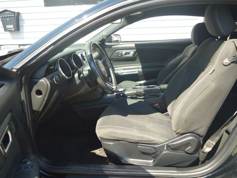 Used 2018 Ford Mustang Coupe RWD image 10