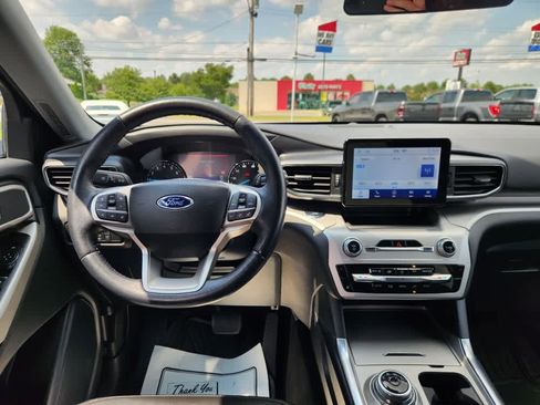Used 2022 Ford Explorer XLT image 11