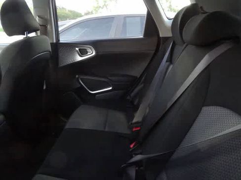 Used 2025 Kia Soul LX w/ LX Technology Package FWD image 9