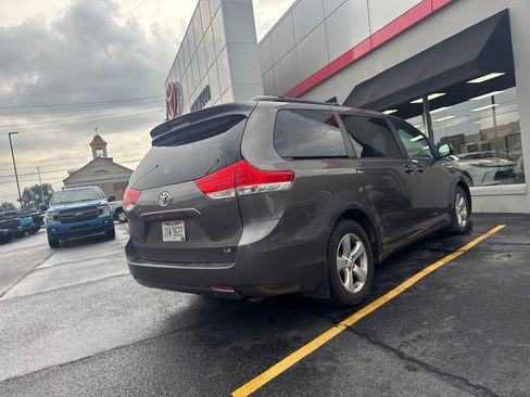Used 2013 Toyota Sienna LE w/ Towing Pkg FWD image 9