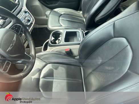 Used 2023 Chrysler Pacifica Touring-L FWD image 3