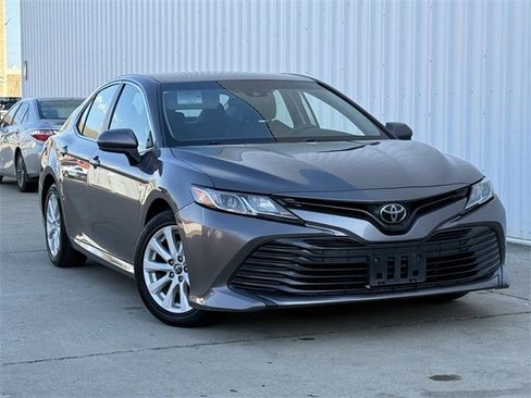 Used 2018 Toyota Camry LE image 2