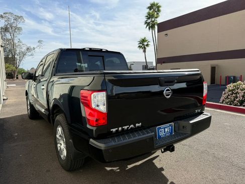 Used 2018 Nissan Titan SV w/ SV Convenience Package RWD image 4