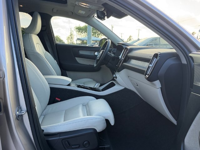 Certified 2024 Volvo XC40 B5 Plus AWD/4WD image 17
