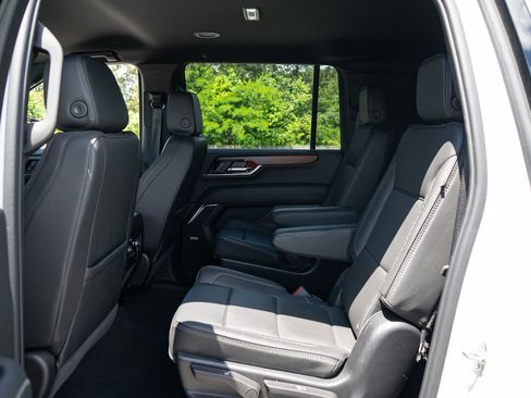 Used 2025 GMC Yukon XL Denali AWD/4WD image 18