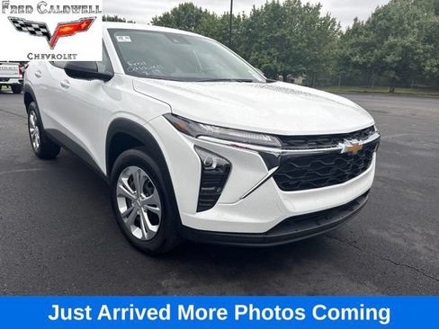 Used 2026 Chevrolet Trax LS FWD image 1