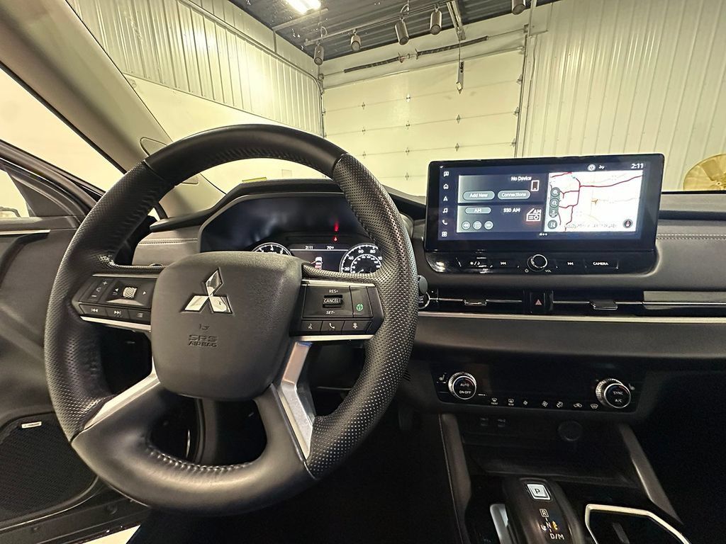Used 2025 Mitsubishi Outlander AWD image 39